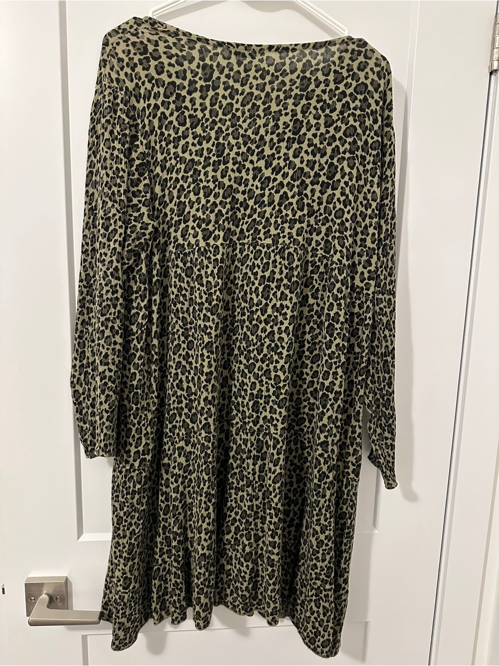 Pistache Green Leopard Print V-neck Flowy Dress Size Large Women’s - Picture 8 of 15
